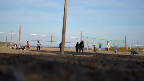 La-Gente-Juega-Al-Voleibol-En-Las-Redes-De-Las-Canchas-De-Voleibol-De-Ashbridge&#39;s-Bay-En-Toronto,-En