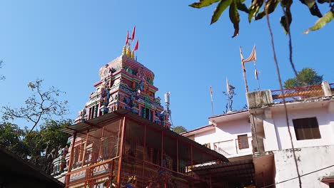 Antiguo-Templo-Hindú-Con-Gente-Que-Va-A-Orar-Por-La-Mañana-Video-Tomado-Neelkanth-Mahadev-Rishikesh-Uttrakhand-India-El-15-De-Marzo-De-2022