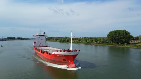 Luftdrohnenansicht-Des-Stolzen-Frachtschiffs-A2b,-Das-Entlang-Der-Alten-Maas-In-Zwijndrecht-Segelt