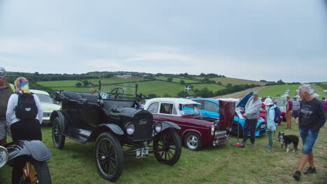 Automóviles-Clásicos-Ford-Modelo-T-Y-Ford-Anglia-100e-En-El-Great-Trethew-Vintage-Rally-En-Liskeard,-Reino-Unido