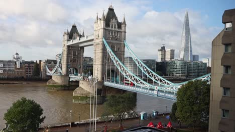 Puente-De-La-Torre-Y-El-Fragmento-En-El-Río-Támesis-En-El-Horizonte-Metropolitano-Urbano-Del-Centro-De-La-Ciudad-De-Londres,-Alejar-La-Vista-En-Un-Día-Brillante