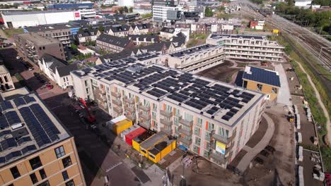 Movimiento-Ascendente-Que-Muestra-El-Complejo-De-Condominios-Residenciales-Ubuntuplein-Con-Paneles-Solares-En-Los-Tejados-A-La-Luz-Del-Sol-Con-El-Cielo-Azul