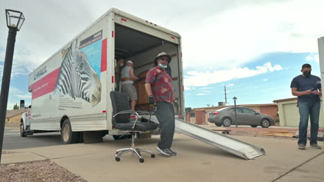 La-Gente-Ayuda-A-Cargar-Un-Camión-U-haul