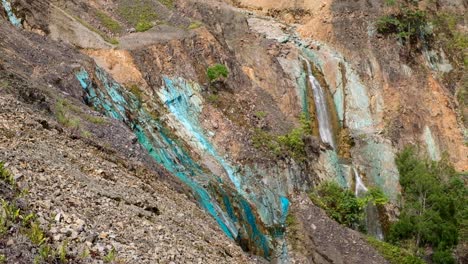 Agua-Corriente-Sobre-Un-Entorno-Minero-Rocoso-Dentro-De-La-Mina-Panguna-De-Cobre-Y-Oro-En-La-Remota-Isla-Tropical-De-Bougainville,-Papúa-Nueva-Guinea