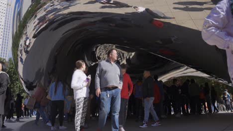 Die-Bohne-In-Chicago-Zeitlupe-Unter-Mit-Leuten