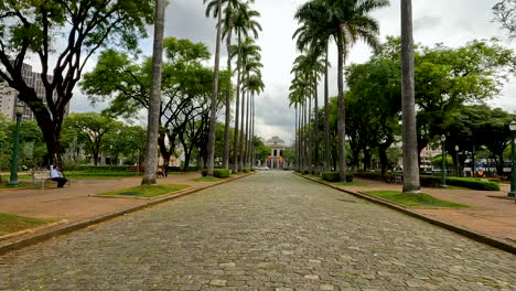 Hiper-Lapso-De-Belleza-Arquitectónica-Y-Paisajística-De-Praça-Da-Liberdade-Con-Cruce-De-Personas-Y-Automóviles,-Belo-Horizonte,-Brasil