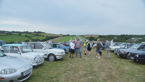 Gente-Caminando-Y-Mirando-Coches-Antiguos-Exhibidos-Al-Aire-Libre-En-El-Gran-Rally-De-Trethew-En-Liskeard,-Reino-Unido