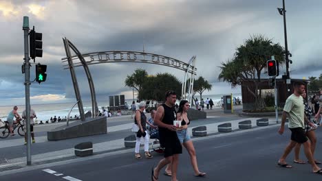 Peatones-Cruzando-La-Calle,-Paseando-Por-La-Explanada-En-Surfers-Paradise,-Gold-Coast,-Queensland,-Australia