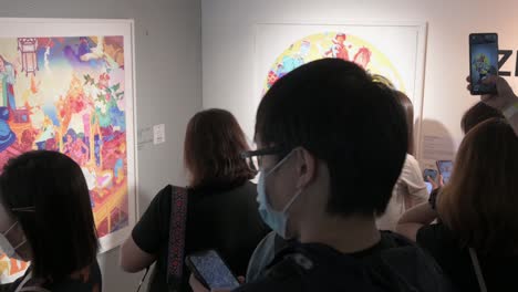 Chinesische-Besucher-Nutzen-Augmented-Reality-Mit-Ihren-Smartphones,-Um-Mit-Kunstwerken-Auf-Der-Digital-Art-Fair-Asia-Zu-Interagieren-Und-Kommende-Trends-Wie-Web-3-Zu-Präsentieren