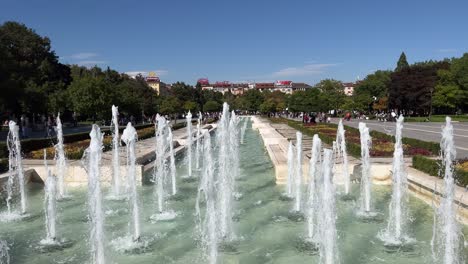 Fuentes-Frente-Al-Palacio-Nacional-De-Cultura-En-Otoño-En-Un-Domingo-Perezoso,-Sofía,-Bulgaria