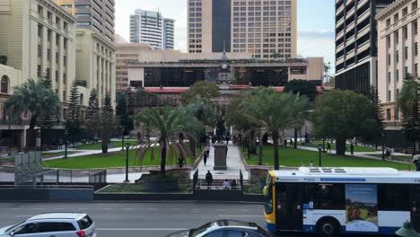 Fuera-De-Las-Horas-Pico-De-Trabajo-En-La-Plaza-War-Memorial-Anzac-Con-Tráfico-En-La-Calle-Adelaide-Y-Trabajadores-De-Oficina-Corriendo-A-Casa-A-Las-5-P.m.-Hacia-La-Estación-Central-En-El-Centro-De-La-Ciudad-De-Brisbane,-Queensland