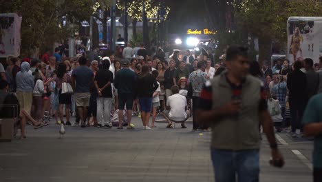 Las-Multitudes-Se-Reunieron-En-Un-Círculo-En-Medio-De-La-Avenida-Cavill-Viendo-El-Espectáculo-De-La-Calle-Por-La-Noche-En-Surfers-Paradise,-Gold-Coast,-Queensland,-Australia.