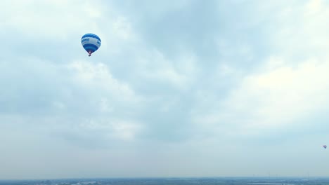 Globo-Aerostático-Azul-Volando-A-Través-De-Hendrik-ido-ambacht-Bajo-Las-Nubes