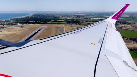 Tercera-Parte-Del-Punto-De-Vista-Del-Pasajero-Del-Ala-Del-Avión-Wizzair-Durante-El-Despegue-De-La-Pista-Del-Aeropuerto-De-Roma-Fiumicino,-Italia