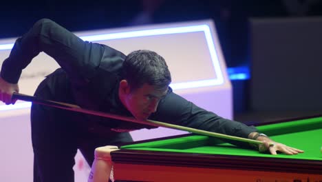 Der-Englische-Snooker-Spieler-Ronnie-O&#39;Sullivan,-Weltmeister-Und-Nummer-Eins-Der-Welt,-Wird-In-Aktion-Gesehen,-Als-Er-Während-Eines-Spiels-Beim-Hong-Kong-Masters-Snooker-Turnier-Einen-Ball-Schlägt