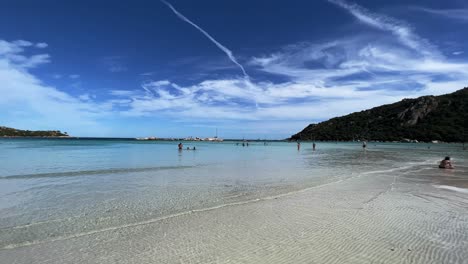 Santa-Giulia-Famosa-Playa-Paradisíaca-Corsa-Francesa-Con-Agua-De-Mar-Turquesa-Cristalina-Y-Gente-De-Vacaciones-Bañándose-En-Un-Caluroso-Día-De-Verano