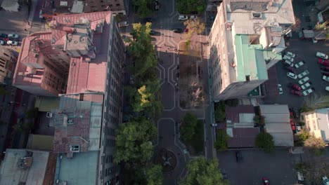 Drone-Aéreo-De-Primera-Categoría-Sobre-El-Centro-De-La-Ciudad-Andina-De-La-Moneda,-Luz-Del-Día-De-Santiago-De-Chile-En-Una-Mañana-Soleada,-Punto-De-Referencia-Del-Centro-Y-Horizonte-De-La-Cordillera,-Destino-De-Viaje