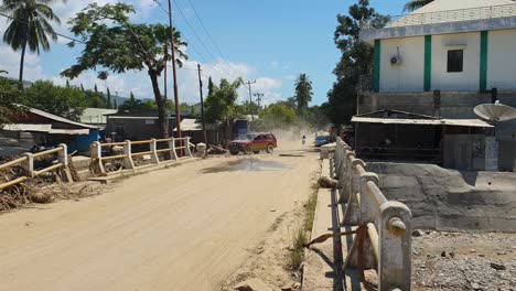 Consecuencias-Del-Ciclón,-Fuertes-Lluvias-E-Inundaciones-En-Las-Carreteras-De-Dili,-Timor-Leste,-Carreteras-Cubiertas-De-Barro-Polvoriento,-Puente-Destruido-Y-Gente-Que-Empieza-A-Moverse-Para-Evaluar-Los-Daños