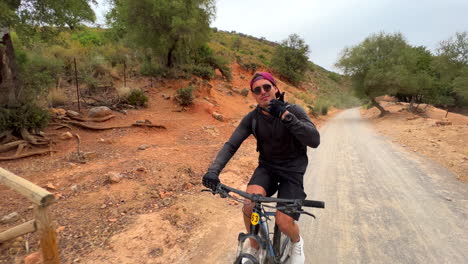 Junger-Mann,-Der-In-Der-Natur-Auf-Einem-Berg-In-Spanien-Fahrrad-Fährt,-Lustige-Abenteuersportaktivität,-4k-action-aufnahme