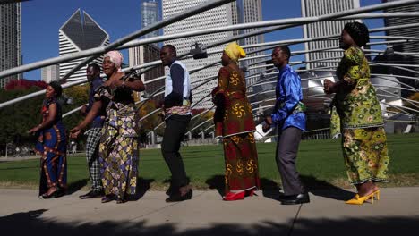 Chicago-Unterzeichner-Zeitlupen-Niedriger-Pavillon-Und-Stadt-Im-Hintergrund