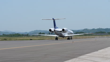 Regionaljet-Auf-Rollbahn.-Sonniger-Tag