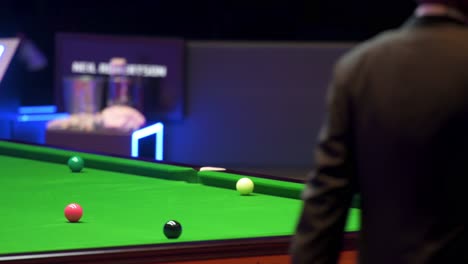 Neil-Robertson,-Un-Jugador-De-Billar-Profesional-Australiano,-Es-Visto-En-Acción-Mientras-Golpea-Una-Pelota-Durante-Un-Partido-En-El-Evento-Del-Torneo-De-Snooker-De-Maestros-De-Hong-Kong