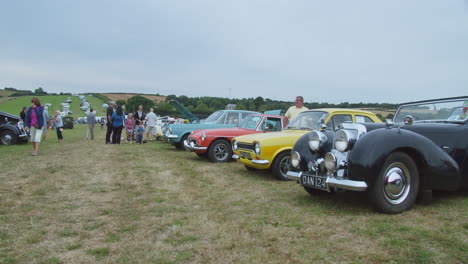 Triumph-Roadster-Negro-De-1949-Junto-A-Un-Ford-Escort-MK1-Amarillo-En-El-Rally-Great-Trethew-Vintage-En-Liskeard,-Reino-Unido