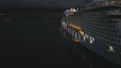 Un-Dron-Aéreo-Disparó-Sobre-Botes-Tiernos-Que-Descargaban-Y-Cargaban-Pasajeros-En-Un-Crucero-En-Lahaina,-EE.UU.-En-Una-Noche-Oscura