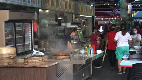 Proveedor-Que-Vende-Albóndigas-De-Dim-sum-En-Grandes-Cestas-De-Vapor-Para-Clientes-En-Espera-En-Jalan-Alor,-Kuala-Lumpur,-Malasia