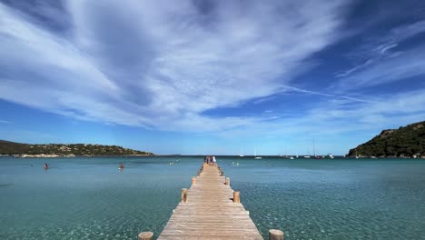 Holzsteg-Am-Strand-Von-Santa-Giulia-Auf-Der-Insel-Korsika,-Frankreich