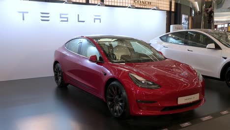 Sala-De-Exposición-Que-Muestra-La-Compañía-Estadounidense-De-Automóviles,-Tesla-Motors,-Vehículos-Eléctricos-Como-El-Modelo-X-Car-En-Rojo-En-Un-Centro-Comercial-Minorista-En-Hong-Kong