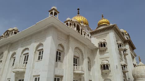 Das-Isolierte-Gurudwara-Gebäude-Mit-Goldener-Kuppel-Und-Flachem-Himmel-Am-Morgen-Aus-Verschiedenen-Blickwinkeln-Das-Video-Wurde-Am-22.-Mai-2022-In-Gurudwara-Bangla-Sahib-Delhi-Indien-Aufgenommen