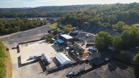 Aerial-side-view-pan-of-Oak-Mountain-Amphitheatre-in-Pelham,-Alabama