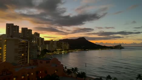 Amanecer-En-La-Playa-De-Waikiki-Sobre-El-Cráter-De-Cabeza-De-Diamante