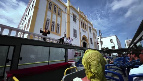 Los-Niños-De-La-Escuela-Se-Despiden-De-La-Gente-En-El-Autobús