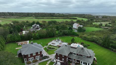 Casas-Y-Mansiones-Del-Club-De-Campo-De-Newport-Rhode-Island-Con-Vistas-Al-Campo-De-Golf