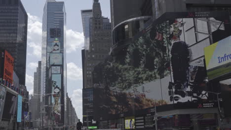 Static-shot-of-busy-Times-Square-in-New-York,-USA