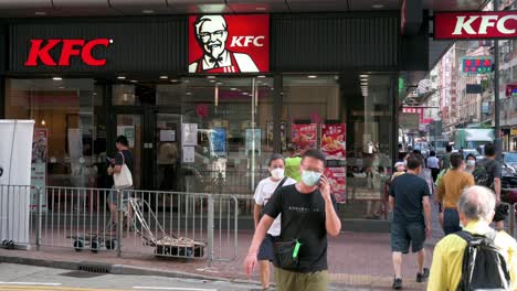 Los-Peatones-Chinos-Pasan-Frente-A-La-Empresa-Estadounidense-De-La-Cadena-De-Restaurantes-De-Comida-Rápida-Kentucky-Fried-Chicken-En-Hong-Kong