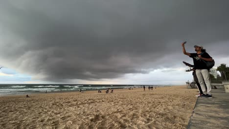 Movimientos-Dramáticos-De-Las-Nubes-Tormentosas,-Cubriendo-El-Cielo-Con-Una-Ominosa-Capa-Oscura-De-Nubes-En-La-Playa,-Clima-Extremo,-Temporada-Húmeda-Y-Salvaje-Pronosticada,-Paraíso-De-Los-Surfistas,-Costa-Dorada---Parte-3