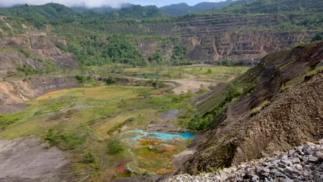 Vista-Panorámica-Del-Paisaje-Cerrado-Y-Abandonado-De-La-Mina-De-Cobre-Y-Oro-Panguna-En-El-Centro-Tropical-De-Bougainville,-Papúa-Nueva-Guinea