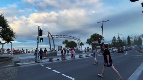 Peatones-Cruzando-La-Calle,-Paseando-Por-La-Explanada-Hacia-La-Playa-En-Surfers-Paradise,-Gold-Coast,-Queensland,-Australia