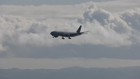 united-airlines-boeing-777-touch-down