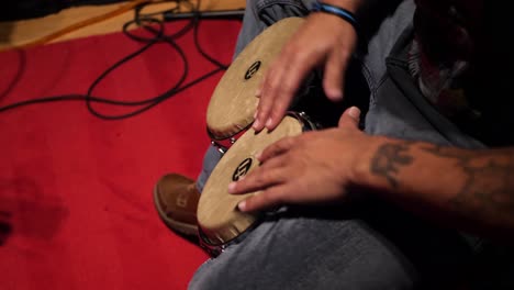 Closeup-Mann-Hand-Spielt-Bongo-Trommeln-Im-Musikstudio-In-Zeitlupe