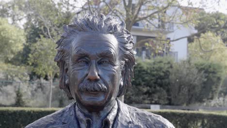 Escultura-De-Bronce-De-Albert-Einstein-Por-El-Escultor-Belga-Johnny-Werkbrouck-En-De-Haan,-Flandes-Occidental,-Bélgica---Primer-Plano