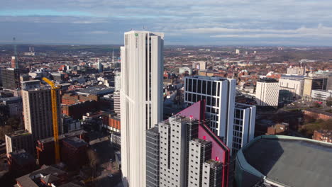 Toma-Aérea-De-Un-Alojamiento-Para-Estudiantes-Universitarios-En-El-Centro-De-La-Ciudad-De-Leeds,-Cerca-Del-Estadio-De-Leeds