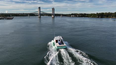 Boot-Auf-Dem-Piscataqua-River,-Näherung-An-Sarah-Mildred-Long-Bridge-Und-Memorial-Bridge