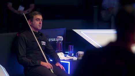 Ronnie-O&#39;sullivan,-Campeón-Mundial-Y-Jugador-De-Snooker-Número-Uno-Del-Mundo,-Sentado-Y-Descansando-Entre-Sets-Durante-Un-Partido-En-El-Evento-Del-Torneo-De-Snooker-De-Maestros-De-Hong-Kong