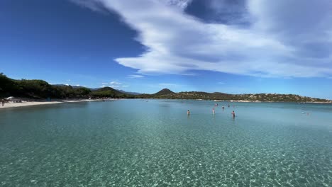 Amplia-Vista-Panorámica-De-La-Hermosa-Playa-Paradisíaca-De-Córcega-Francesa-Famosa-De-Santa-Giulia-Con-Agua-De-Mar-Turquesa-Cristalina-Y-Gente-De-Vacaciones-Tomando-El-Sol-En-Los-Calurosos-Días-De-Verano