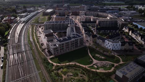 Enfoque-Aéreo-Y-Panorámica-Lateral-Que-Muestra-Ettegerspark-Y-Condominio-De-Apartamentos-Residenciales-Ubuntuplein-Junto-A-La-Estación-De-Tren-De-Zutphen