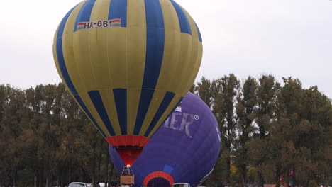 Globo-Aerostático-Amarillo-Se-Eleva-Durante-El-Festival-Mientras-Su-Quemador-Calienta-El-Aire